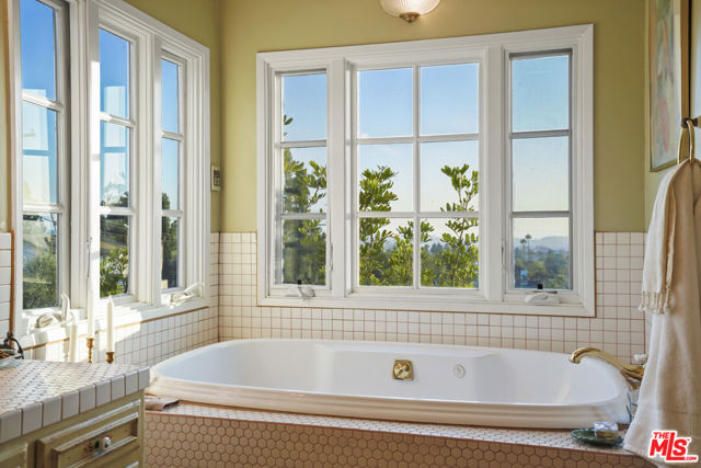 1326 Cordova Avenue, Glendale CA: https://media.crmls.org/mediaz/93f06d47-fef7-4214-bf5a-321f400d47e4.jpg