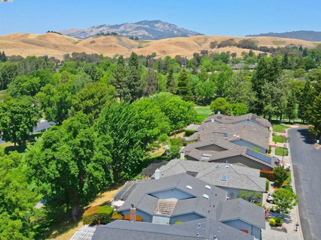 727 Paradise Valley Ct, Danville CA: https://media.crmls.org/mediaz/93f08f89-f8db-4cc7-bc05-4e9c113fc17c.jpg