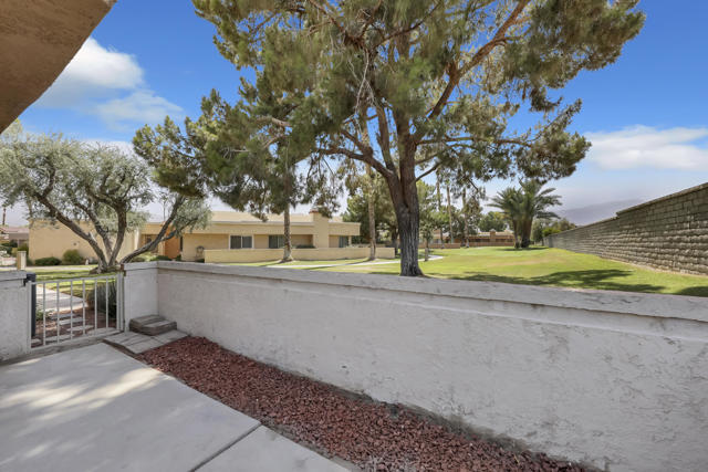 41515 Navarre Court, Palm Desert CA: https://media.crmls.org/mediaz/93f0d50e-7829-400a-8f07-9479f6597a07.jpg