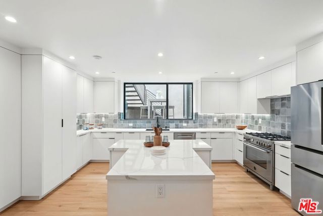 913 913 1/2 N Beverly Glen Boulevard, Bel Air CA: https://media.crmls.org/mediaz/93f22657-b9ac-4a30-b5b9-fc5f7b67c5e8.jpg