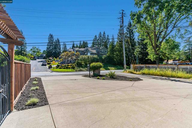 2424 San Miguel Dr, Walnut Creek CA: https://media.crmls.org/mediaz/93f3d767-109a-45f4-a3be-a8ab13927cdd.jpg
