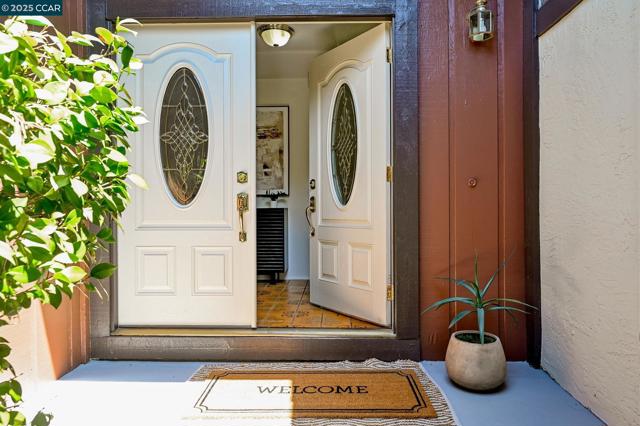 277 Holiday Hills Dr, Martinez CA: https://media.crmls.org/mediaz/93f3e409-6416-4509-88c2-482adbaa5777.jpg