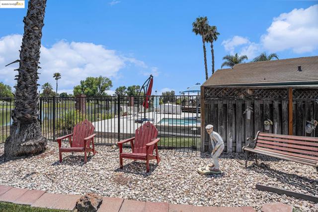 2167 Saint Andrews Ct, Discovery Bay CA: https://media.crmls.org/mediaz/93f44261-744a-4509-a526-0fd313f02b1f.jpg