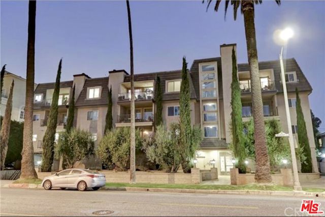 439 N Doheny Drive, Beverly Hills CA: https://media.crmls.org/mediaz/93f4796b-9ab1-43a7-8e48-535f6e574ed7.jpg