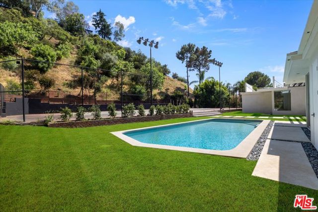 1836 Loma Vista Drive, Beverly Hills CA: https://media.crmls.org/mediaz/93f4a736-d5cc-42b1-abab-aad4dec6fdfc.jpg