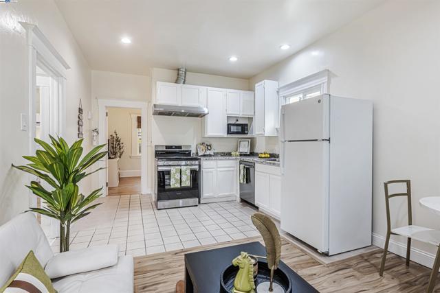 2211 24Th Ave, Oakland CA: https://media.crmls.org/mediaz/93f4b054-a700-4d17-877e-2b37ed965ccd.jpg
