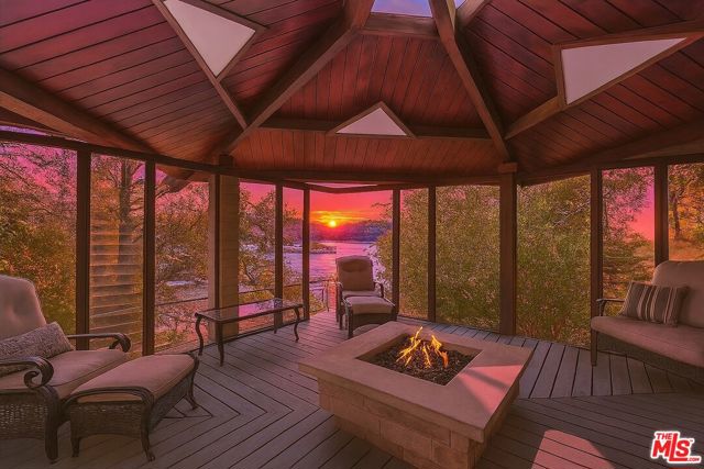 28805 North Shore Road, Lake Arrowhead CA: https://media.crmls.org/mediaz/93f52b96-e206-4397-8958-612d46c6e4b9.jpg