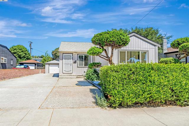 24576 Oneil Ave, Hayward CA: https://media.crmls.org/mediaz/93f60ace-767c-4075-ad21-91f9d389a00d.jpg