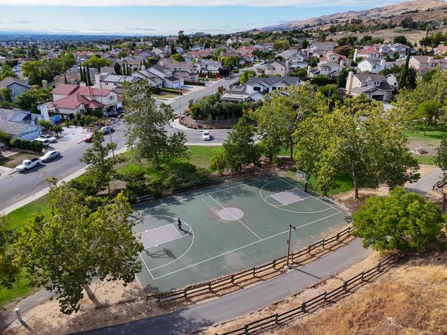 3484 Clover Oak Drive, San Jose CA: https://media.crmls.org/mediaz/93f6cf19-7634-4e61-92ae-dd2a5bee4cf3.jpg
