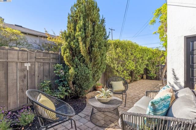 1630 Dayton Ave, Alameda CA: https://media.crmls.org/mediaz/93f6e0d2-6907-4150-ab71-c6da037542c0.jpg