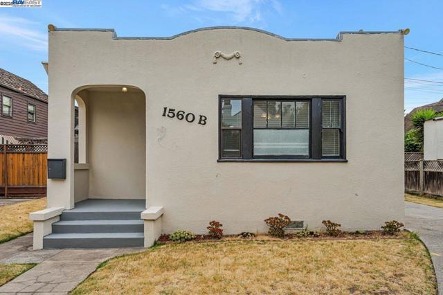 1560 Lincoln Ave #B, Alameda CA: https://media.crmls.org/mediaz/93f921a2-5a1e-4edd-a55e-1facdb0a326f.jpg