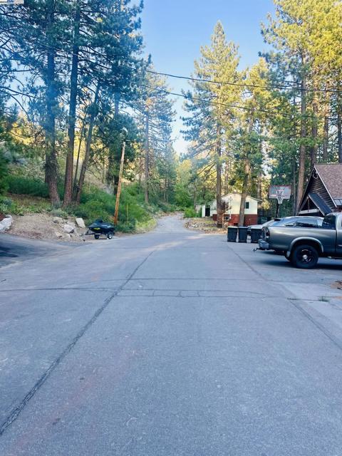 13273 Sierra Dr W, Truckee CA: https://media.crmls.org/mediaz/93f94246-29a8-4c30-a481-00de9d9cef9b.jpg