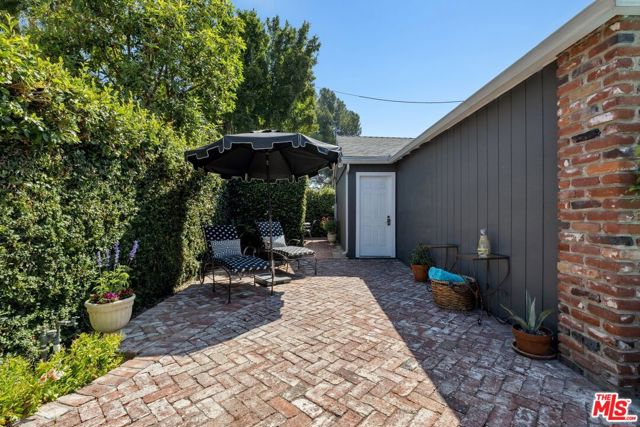 800 N Rose Street, Burbank CA: https://media.crmls.org/mediaz/93f9d765-b6d6-45f0-bba8-47034218558b.jpg
