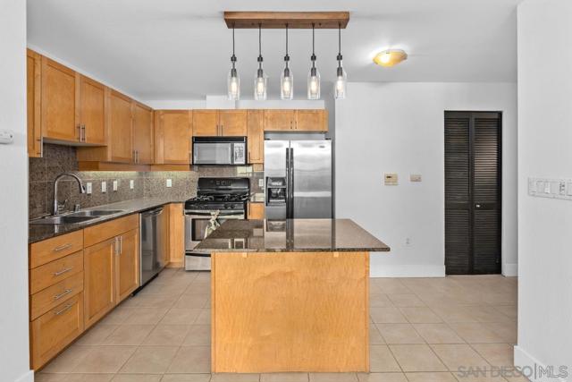 1240 India St, San Diego CA: https://media.crmls.org/mediaz/93fa9faf-41f9-4945-9887-9fa50ef003d9.jpg