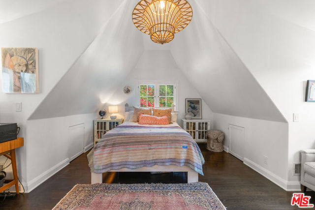 233 S Saltair Avenue, Los Angeles CA: https://media.crmls.org/mediaz/93facddd-e5dc-4e94-a66d-8af5d84d43a7.jpg