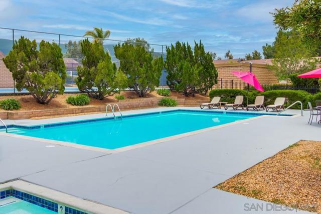 1976 Fairway Circle, San Marcos CA: https://media.crmls.org/mediaz/93fbccce-0ec0-4b75-a2df-7658ecdce325.jpg