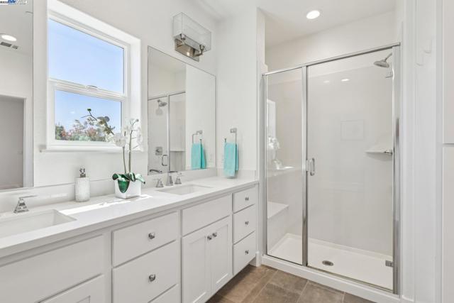 2145 Linden St, Livermore CA: https://media.crmls.org/mediaz/93fe2361-0565-4a01-88e8-0d85d21dda29.jpg