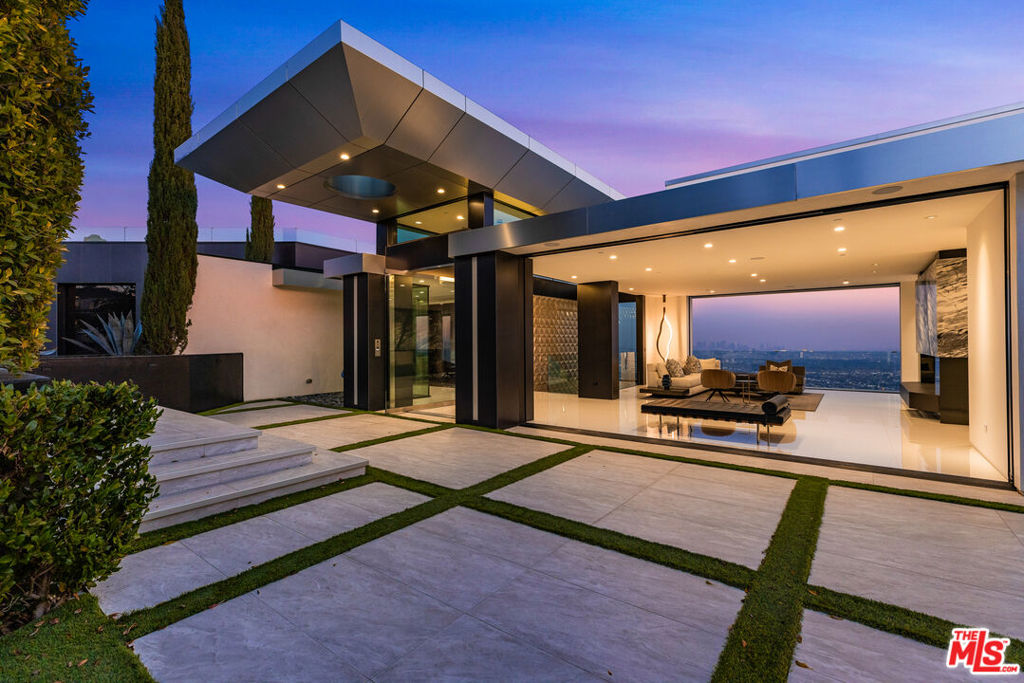 1622 Viewmont Drive, Los Angeles, CA 90069