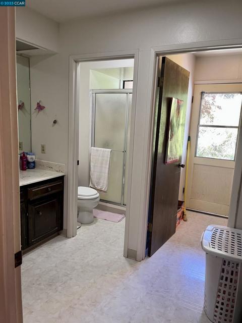 Downstairs full bath with adjoining laundry room