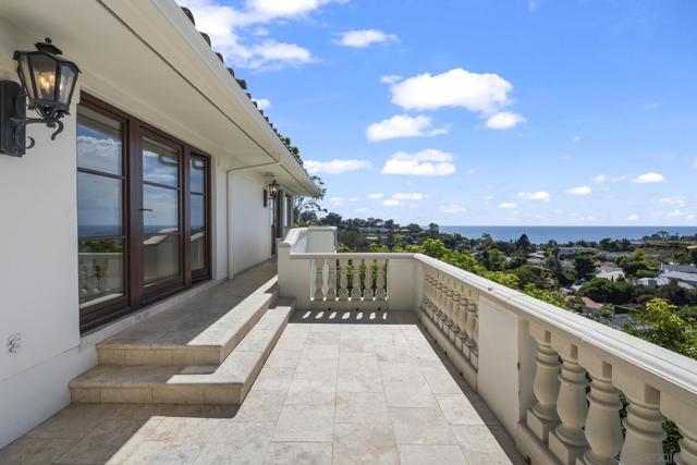 6404 La Jolla Scenic Drive S, La Jolla CA: https://media.crmls.org/mediaz/93ffba7c-3353-4af6-9bef-3e7ab035a28a.jpg
