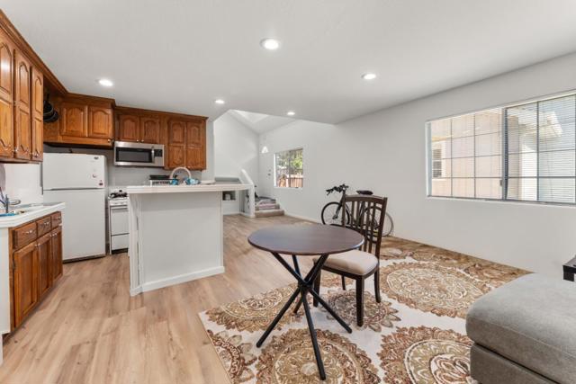 4 Athlone Way, Menlo Park CA: https://media.crmls.org/mediaz/93ffdf60-a4b0-4b5e-bbbd-dbce98bff368.jpg