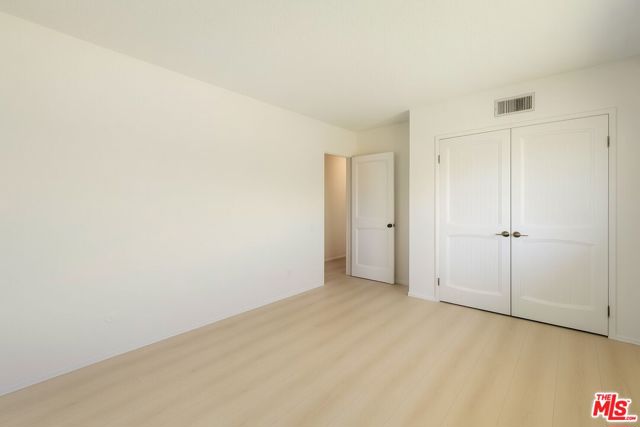 5136 Los Bonitos Way, Los Angeles CA: https://media.crmls.org/mediaz/93fffb1c-5e75-4f90-a9b3-3634e0594dab.jpg