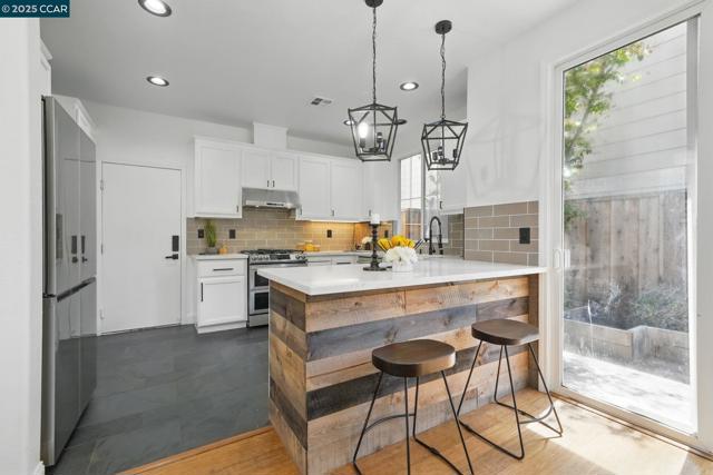 10708 Prince Royal Ct, Oakland CA: https://media.crmls.org/mediaz/9400a6f1-eab6-45f6-938d-f79436ffb724.jpg