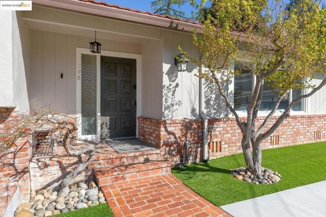 298 Elysian Fields DR, Oakland CA: https://media.crmls.org/mediaz/94012025-6bc6-4869-9c09-739f311ae227.jpg