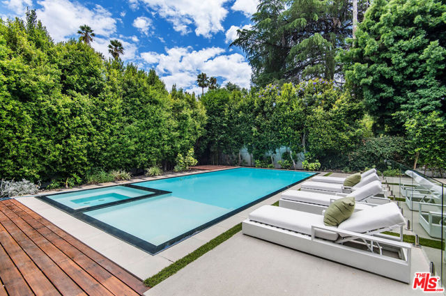 4544 Woodley Avenue, Encino CA: https://media.crmls.org/mediaz/940135cb-2e48-4ac3-8526-36f9b469fc40.jpg
