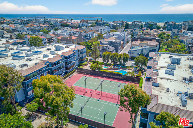 311 Bora Bora Way, Marina del Rey CA: https://media.crmls.org/mediaz/9401a258-0d4f-4eac-be25-35f5b90b25ee.jpg