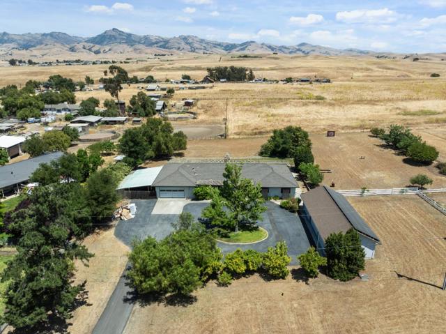 307 Mansfield Road, Hollister CA: https://media.crmls.org/mediaz/940238c2-3243-4963-8a6e-582cd065a952.jpg