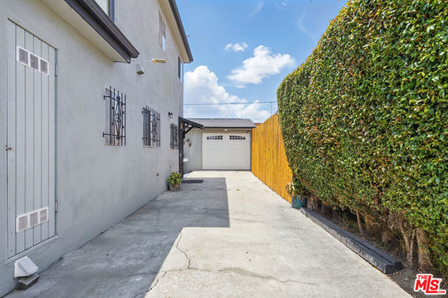 1209 Forest Street, Inglewood CA: https://media.crmls.org/mediaz/94039592-f835-489f-9225-e381151fe5d1.jpg