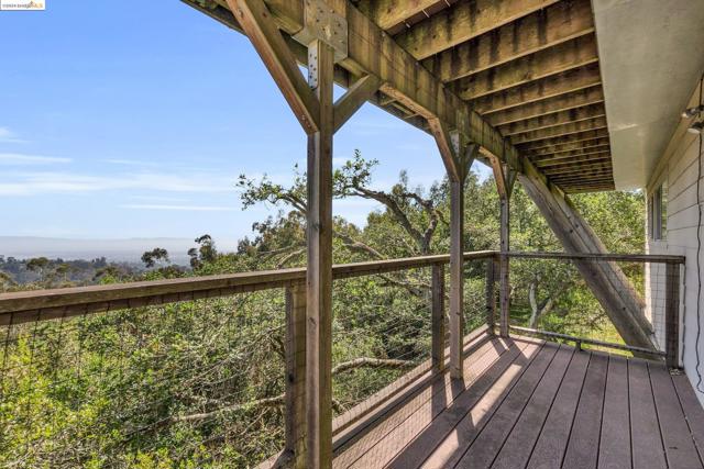 2001 Manzanita Dr, Oakland CA: https://media.crmls.org/mediaz/9403a6ce-72fa-4db1-97f6-6902b6849be3.jpg