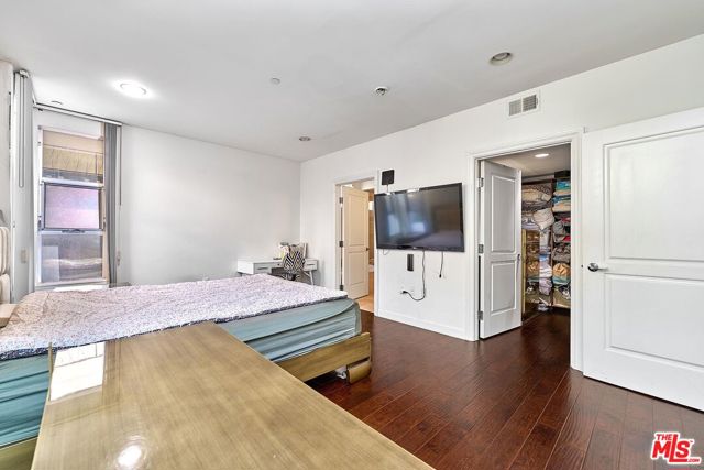 332 S Oxford Avenue, Los Angeles CA: https://media.crmls.org/mediaz/940402c8-b47d-4440-81cb-7269a6bb213d.jpg