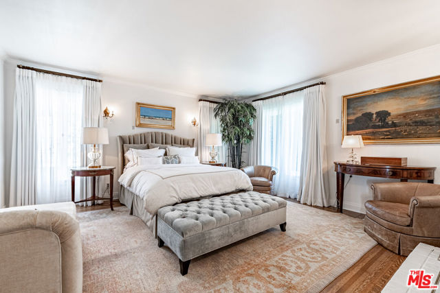 165 N Las Palmas Avenue, Los Angeles CA: https://media.crmls.org/mediaz/94045ab9-5d50-46f3-8380-49e08ce1a6b4.jpg