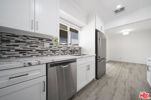 7631 Reseda Boulevard, Reseda CA: https://media.crmls.org/mediaz/94047c82-bf93-46e9-a61f-debb417043ee.jpg