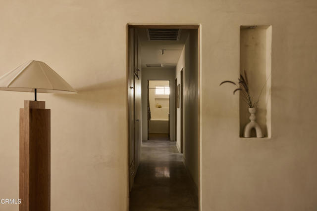 Detail Gallery Image 19 of 38 For 4781 Round Top Dr, Los Angeles,  CA 90065 - 4 Beds | 2 Baths