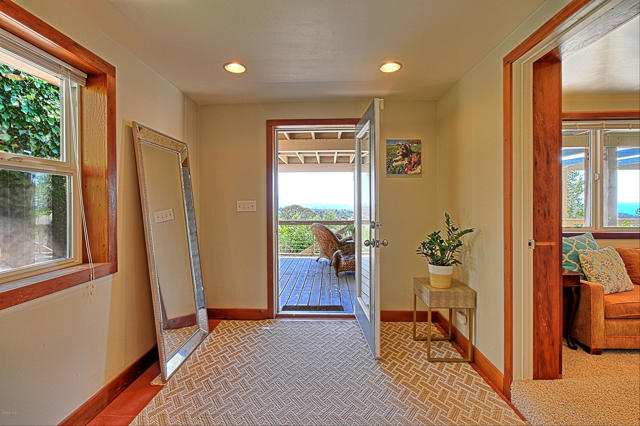 2108 Sunset Drive, Ventura CA: https://media.crmls.org/mediaz/9405a0f1-4025-4669-8241-bc94c99918ea.jpg