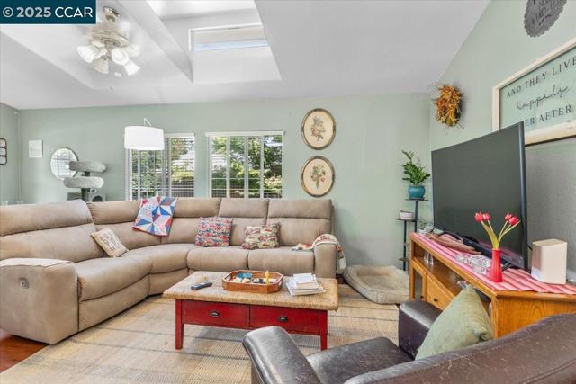 193 Maureen Cir, Bay Point CA: https://media.crmls.org/mediaz/9406e718-f272-44c7-8c06-5aa9d08a3fff.jpg