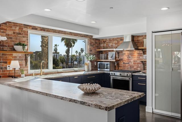 Detail Gallery Image 3 of 55 For 401 N Coast Hwy #301,  Oceanside,  CA 92054 - 3 Beds | 3 Baths