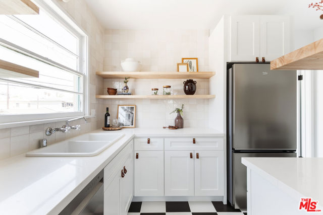519 1/2 Rose Avenue, Venice CA: https://media.crmls.org/mediaz/9407588f-b305-44c7-893f-89b1f5977fb3.jpg