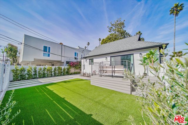 2021 Idaho Avenue, Santa Monica CA: https://media.crmls.org/mediaz/940801eb-0262-4235-99cc-88959506260d.jpg