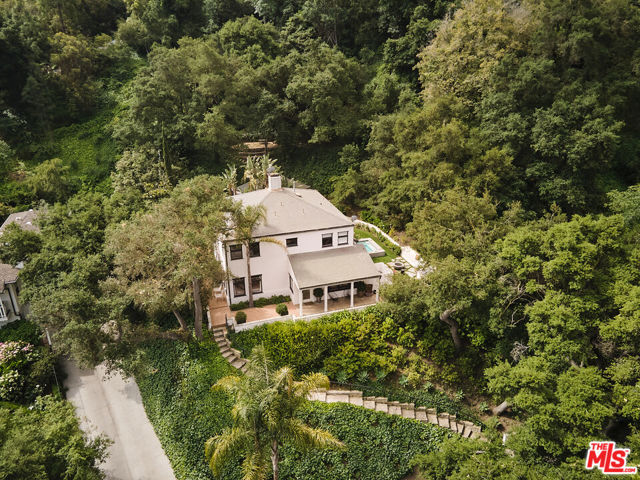 10660 Somma Way, Los Angeles CA: https://media.crmls.org/mediaz/9409424f-9595-42c5-9b88-1d8413054768.jpg
