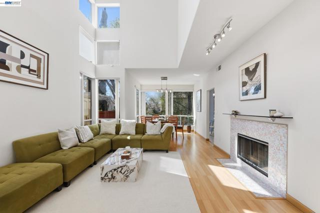 906 Vista Pointe Dr, San Ramon CA: https://media.crmls.org/mediaz/940a4818-2356-4a02-b91b-d84a4a929791.jpg