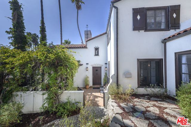 5181 Franklin Avenue, Los Angeles CA: https://media.crmls.org/mediaz/940bc2cf-4aa6-429f-ab43-4658d65277bc.jpg