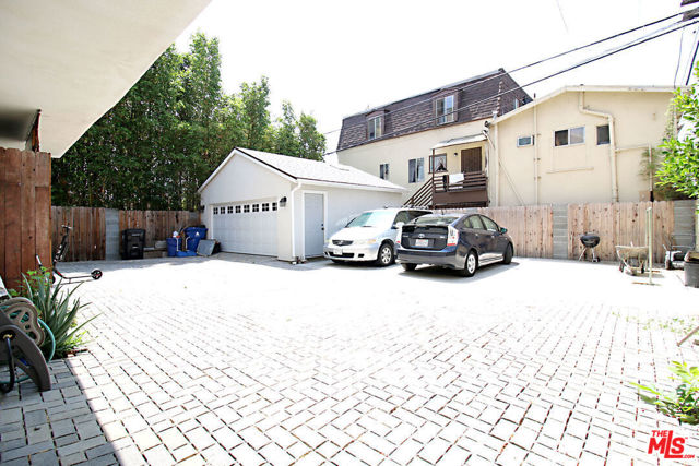 4848 Oakwood Avenue, Los Angeles CA: https://media.crmls.org/mediaz/940db671-72c9-4188-9143-2b45dbb6ee43.jpg