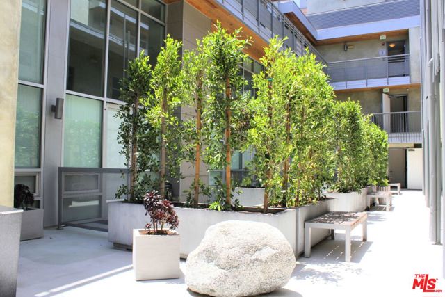 5806 Waring Avenue, Los Angeles CA: https://media.crmls.org/mediaz/940dea9f-e78e-463e-a8fb-4d98de53dfe0.jpg