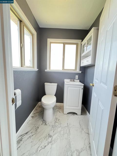 7618 Sunkist Dr, Oakland CA: https://media.crmls.org/mediaz/940e981c-191a-465c-ae9f-483f2e850fde.jpg