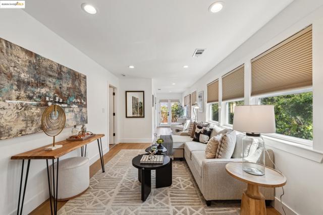 934 Apgar St, Oakland CA: https://media.crmls.org/mediaz/940ea25d-0596-4077-a513-8684ef38189a.jpg