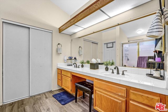 27632 Kevin Place, Santa Clarita CA: https://media.crmls.org/mediaz/940ec90f-ddd1-461b-b2e0-213cdf560d8d.jpg